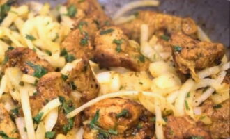 Bedek de pan met een deksel, laat nog een paar minuten sudderen, zet het vuur uit, doe de afgewerkte kebab op een bord en serveer met verse groenten. Eet smakelijk!