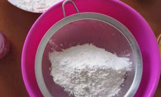 Ang manipis na custard pancake na may mga butas sa kumukulong tubig ay napakadaling lutuin. Ang harina ay sinala ng dalawang beses sa isang makapal na salaan at kaagad sa isang mangkok para sa pagmamasa ng kuwarta.