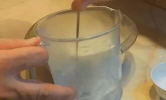 Chouxdeeg voor pasteitjes in kokend water is heel eenvoudig te bereiden. Koel kokend water wordt in een maatglas gegoten en daarin wordt een theelepel zout opgelost.