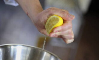 Skala löken och skär dem i halva ringar. Tvätta tomaterna noggrant under rinnande vatten och skär i godtyckliga små bitar. Finhacka persilja, basilika och dill. Pressa saften av en halv citron i en lämplig behållare, tillsätt örter, tomater, lök, salt och blanda noggrant.