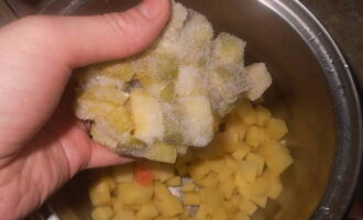 Voeg aan de aardappelen geschilde wortelen, koolrabi, wortelpeterselie en in blokjes gesneden courgette toe, in plakjes gesneden. Voor het gemak kunt u reeds gehakte diepvriesgroenten gebruiken.