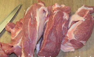 Gestoofd varkensvlees kan gemakkelijk thuis worden bereid. Om het eindproduct sappig te maken en een laagje vet te hebben, moet vlees worden gekozen met reuzel, bijvoorbeeld ham. Gestoofd varkensvlees kan gemakkelijk thuis worden bereid. Om het eindproduct sappig te maken en een laagje vet te hebben, moet vlees worden gekozen met reuzel, bijvoorbeeld ham.