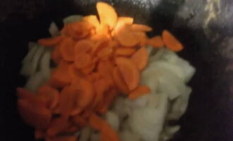 Klassisk shulum är lätt att förbereda hemma. I en kastrull med tjock botten, smält isteret och ta ut de brynta bitarna, stek lammet lätt i det resulterande fettet och överför det till en separat skål. Fräs sedan lökhalvringar och morotsmuggar i samma gryta tills de är mjuka.