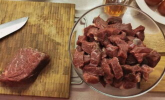 El guisat de vedella es pot preparar fàcilment a casa. Esbandiu la vedella sota aigua corrent, assequeu-la amb una tovallola i talleu-la a daus, com per al gulasch normal, o una mica més petit. El guisat de vedella es pot preparar fàcilment a casa.Esbandiu la vedella sota aigua corrent, assequeu-la amb una tovallola i talleu-la a daus, com per al gulasch normal, o una mica més petit.