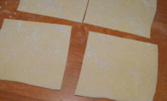 Paano magluto ng samsa sa bahay? Ang puff pastry ay nade-defrost sa temperatura ng silid nang maaga. Pagkatapos ay inilalahad ito sa isang floured countertop at gupitin sa malalaking parisukat gamit ang isang matalim na kutsilyo. Paano magluto ng samsa sa bahay? Ang puff pastry ay nade-defrost sa temperatura ng silid nang maaga. Pagkatapos ay inilalahad ito sa isang floured countertop at gupitin sa malalaking parisukat gamit ang isang matalim na kutsilyo.