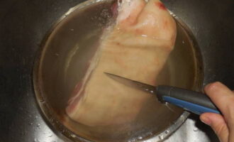 Reuzelrol is heel gemakkelijk thuis te bereiden. Een stuk reuzel wordt eerst 10 minuten in koud water geweekt, daarna wordt de huid met een mes afgeschraapt en wordt het reuzel goed gewassen.