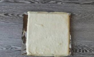 Hoe bladerdeeg-samsa met kip thuis koken? Haal het pakje deeg uit de vriezer en laat het op kamertemperatuur staan ​​tot het zacht is.