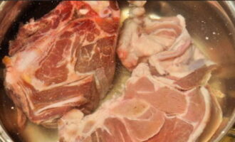 Hoe maak je thuis klassieke rundvleesbeshbarmak klaar? Spoel het vlees grondig af en doe het in een grote pan, vul het met koud water en laat het koken, verwijder het resulterende schuim met een schuimspaan en kook ongeveer drie uur op laag vuur tot het zacht is.