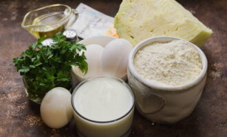 Com cuinar un pastís de col gelatina amb kefir al forn? Per velocitat d'acció i comoditat, preparem tots els productes indicats a la llista d'ingredients i els col·loquem a la superfície de treball.