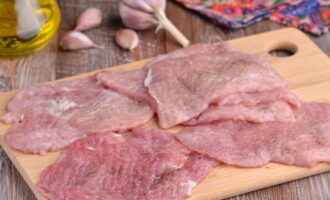 Tinatalo namin ang mga piraso ng baboy na may espesyal na martilyo para sa paghampas ng karne sa magkabilang panig.