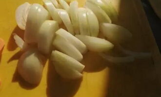 Gupitin ang mga carrots at bell peppers at ilagay ang mga gulay sa kaldero. Binabalatan din namin at pinutol ang sibuyas.