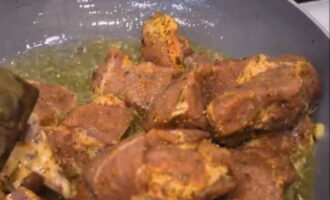 Verhit de plantaardige olie in een koekenpan en doe het vlees daar. Bak het aan alle kanten gedurende 6-8 minuten op hoog vuur.