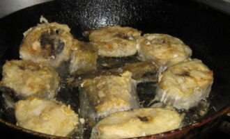 Melegíts fel egy serpenyőt olajjal közepes lángon. Helyezze a pollock darabokat egy edénybe, és mindkét oldalát aranybarnára süsse.
