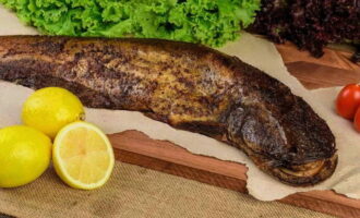 Värm ugnen till 180°C och grädda allt i 40 minuter. Ta sedan ut ett bakplåtspapper och låt fisken stå i 10 minuter.Överför sedan fisken till en tallrik, strö över citronsaft och servera. Smaklig måltid!