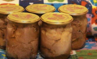 We halen de potten uit de pan, rollen ze op, wikkelen ze in een deken of deken en laten ze 12 uur staan ​​tot ze volledig zijn afgekoeld. We bewaren de afgewerkte stoofpot op een koude plaats en gebruiken deze bij het bereiden van verschillende gerechten. Eet smakelijk!