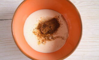 För att smörja crucian karpen, blanda i en djup skål gräddfil med salt, juice pressad från en halv citron och kryddor.