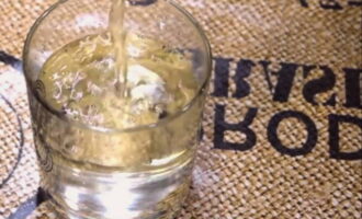 Giet 150 ml water in een glas, voeg azijn toe en meng alles.