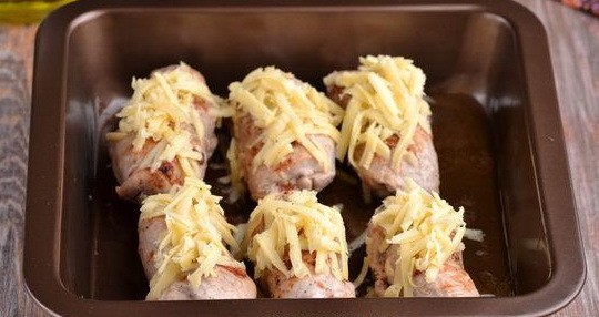 Mga rolyo ng baboy na may pagpuno sa oven