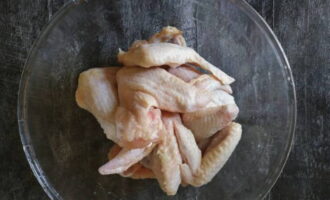 วิธีเตรียมน้ำดองแสนอร่อยสำหรับปีกไก่? ล้างปีกให้สะอาดด้วยน้ำไหลเช็ดให้แห้งแล้ววางในชามลึก