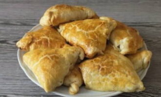 Haal na verloop van tijd de hittebestendige schaal uit de oven en laat de broodjes 10 minuten rusten. Serveer en geniet. Eet smakelijk!