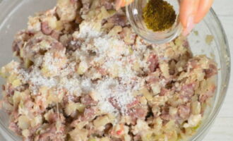 També condimentem amb pebre i comí acabats de mòltar; remenem i ja està.