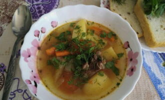 Chúng tôi múc canh nóng ra bát và mời khách vào bàn. Chúc ngon miệng!