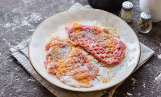 Aluatul pentru cotlete într-o tigaie este ușor de preparat. Tăiați carnea de porc în bucăți grosime de aproximativ un centimetru, acoperiți cu folie alimentară și bateți bine pe ambele părți cu un ciocan de bucătărie. După aceea, stropiți cotletele cu condimente și frecați ușor.