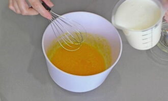 Ezután kefirt öntünk, lehetőleg melegen vagy szobahőmérsékleten. Az összes hozzávalót habverővel vagy mixerrel simára keverjük.