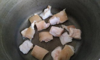 Đun chảy những miếng mỡ lợn nhỏ trong vạc trong 10 phút.