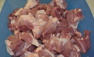 We wassen het varkensvlees grondig, drogen het af met keukenpapier en snijden het in vrij grote stukken. Als je een mager stuk gebruikt, is het aan te raden om per 2 kilogram vlees ongeveer 100 gram fijngehakt reuzel toe te voegen. We wassen het varkensvlees grondig, drogen het af met keukenpapier en snijden het in vrij grote stukken. Als je een mager stuk gebruikt, is het aan te raden om per 2 kilogram vlees ongeveer 100 gram fijngehakt reuzel toe te voegen.