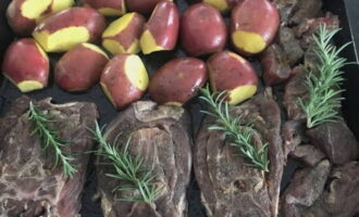 Om du vill kan du lägga till potatis till köttet.