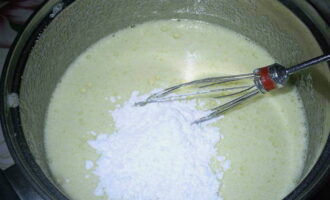 Tillsätt 30 gram potatisstärkelse och blanda.