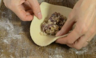 Col·loqueu aproximadament una cullerada i mitja de farcit al centre de cada creps.