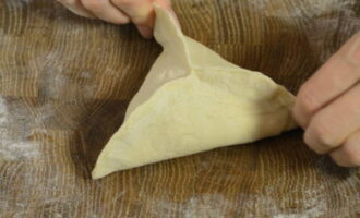 I amb els dits mullats pessiguem fortament les vores com un triangle (veure foto).