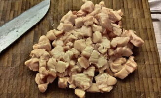 Talleu el llard de porc a daus petits (0,5-1 cm) o talleu-lo amb un aparell de cuina. Picar finament la ceba pelada. Col·loqueu la carn picada, el llard de porc i la ceba en un bol a part. Espolseu-ho tot amb sal al vostre gust i barregeu-ho. Talleu el llard de porc a daus petits (0,5-1 cm) o talleu-lo amb un aparell de cuina. Picar finament la ceba pelada. Col·loqueu la carn picada, el llard de porc i la ceba en un bol a part. Espolseu-ho tot amb sal al vostre gust i barregeu-ho.