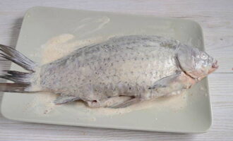 Gnid försiktigt in fisken med gräddfil så att salt och kryddor kommer in i alla snitten.