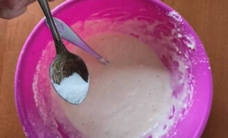 Gumawa ng isang butas sa tumpok ng sifted na harina gamit ang isang kutsara at ibuhos ang pinaghalong itlog-gatas dito. Pagkatapos ang kuwarta ay minasa, na medyo siksik pa rin. Ang kalahating kutsarang soda ay natutunaw sa isang baso ng tubig na kumukulo. Pagkatapos ang tubig na kumukulo ay ibinuhos sa kuwarta sa isang manipis na stream, at ito ay masahin muli hanggang sa magkaroon ng isang makinis, pare-parehong texture at lumitaw ang mga bula sa ibabaw.