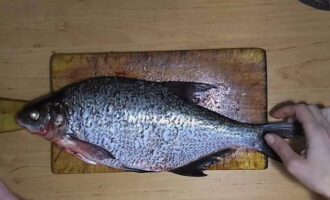 Förbered dressingen i en separat skål: blanda citronsaft, olja, hackad vitlök, salt och de kryddor som är lämpliga för fisk och skaldjur - blanda.