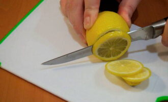 Skär en halv citrus i tunna skivor.