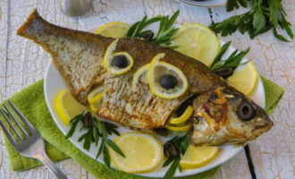 Slå in fisken tätt i folie och ställ in i ugnen i 25-30 minuter på 200 grader. Smaklig måltid!
