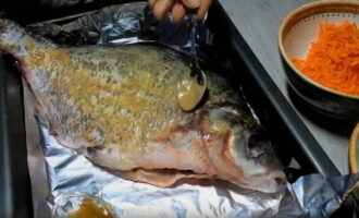 Hur bakar man braxen läckert i ugnen? Vi börjar laga mat genom att rensa fisken: vi rengör slaktkroppen från fjäll, gälar, svans, fenor och inälvor och sköljer noggrant under rinnande vatten.