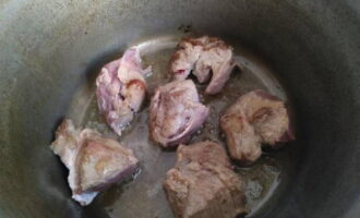 Đặt thịt bò, cắt thành từng miếng vừa, vào mỡ nóng và chiên trong khoảng 10 phút, thỉnh thoảng khuấy bằng thìa.