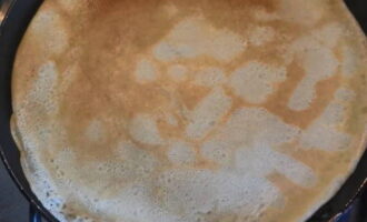 Ang minasa na kuwarta ay naiwan sa patunay sa loob ng 15 minuto. Pagkatapos ay ibuhos dito ang tatlong kutsara ng langis ng gulay. Ang kuwarta ay hinalo sa huling pagkakataon at maaari mong simulan ang pagluluto ng pancake sa isang pinainit na kawali. Ang mga pancake ay nakuha na may isang malaking bilang ng mga butas sa ibabaw at may isang pinong texture. Bon appetit!