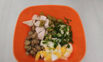 Într-un castron adânc de salată, combinați toate ingredientele pregătite.
