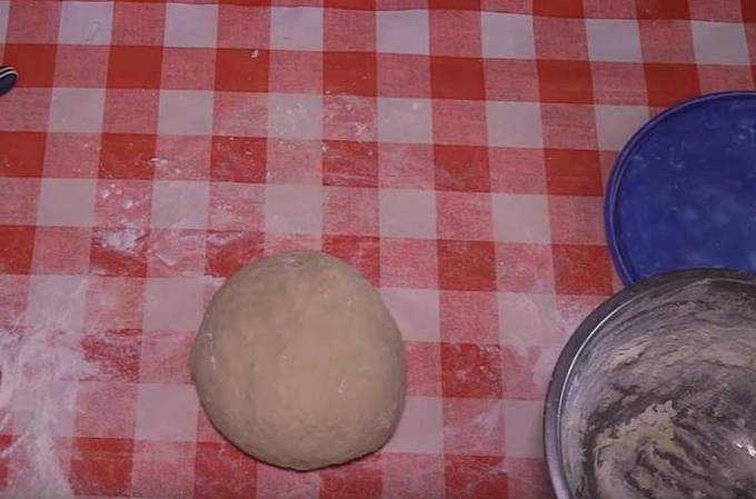 Bánh Choux làm bánh bao với trứng trong nước sôi