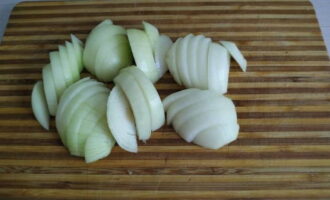 Gọt vỏ ba củ hành tây cỡ vừa và cắt thành nửa khoanh dày.