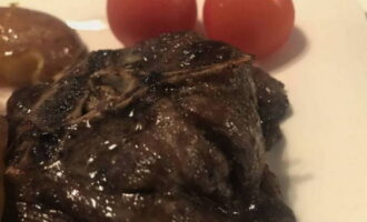 Vid bakning hälls lamm och potatis med aromatisk köttjuice flera gånger. Efter att ha kontrollerat köttet för beredskap serveras lammet, bakat i en vinmarinad och under folie. Smaklig måltid!