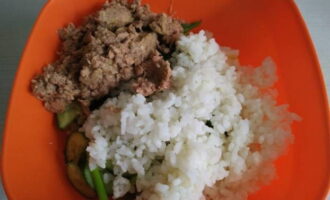 นอกจากนี้เรายังเพิ่มข้าวขาวและปลาทูน่า บดด้วยส้อมเพื่อให้น้ำซุปข้นสม่ำเสมอ นอกจากนี้เรายังเพิ่มข้าวขาวและปลาทูน่า บดด้วยส้อมเพื่อให้น้ำซุปข้นสม่ำเสมอ