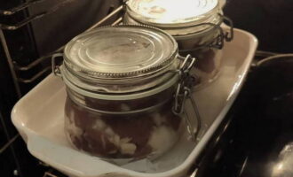 Coure el guisat al forn preescalfat durant 3 hores. Durant aquest temps, afegiu una mica d'aigua bullint al motlle 1-2 vegades. Deixeu el guisat preparat al forn durant la nit fins que es refredi completament. Coure el guisat al forn preescalfat durant 3 hores. Durant aquest temps, afegiu una mica d'aigua bullint al motlle 1-2 vegades. Deixeu el guisat preparat al forn durant la nit fins que es refredi completament.