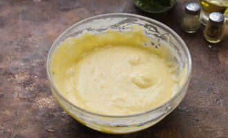 Barregeu els ingredients de la massa amb una batedora fins que la consistència sigui homogènia i llisa.